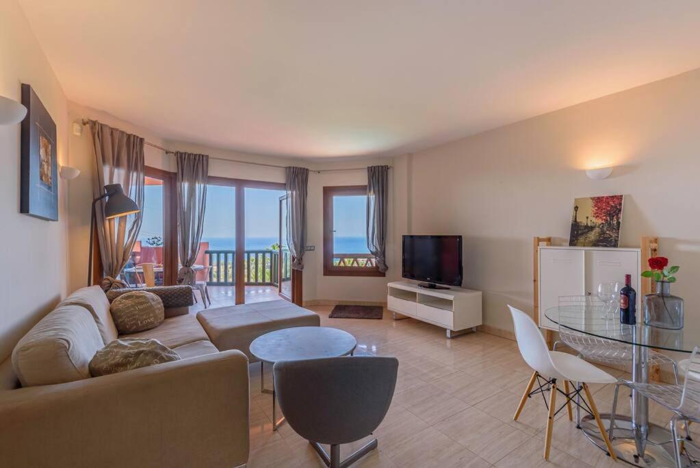 Luxury Apartment *